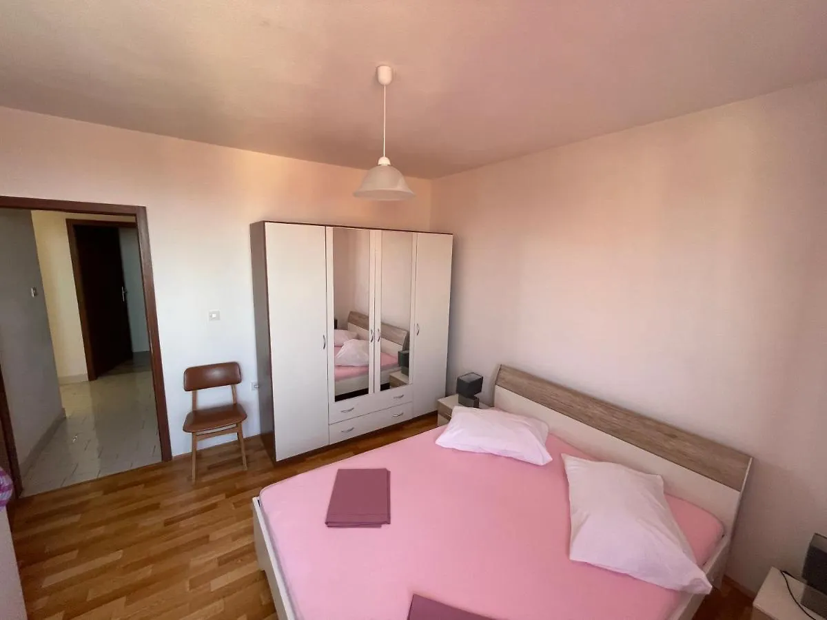 Apartment Marina مالي لوشينغْ