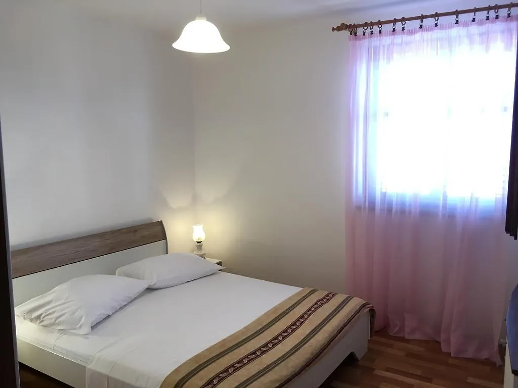 Apartment Marina مالي لوشينغْ